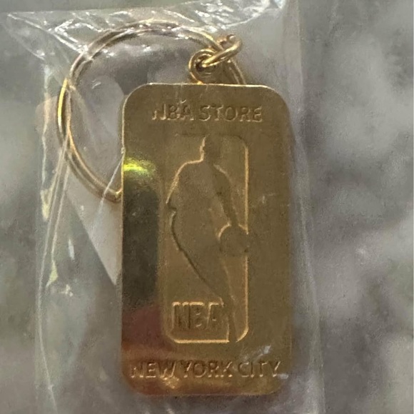 NBA NYC Gold Key Chain NWT - Picture 3 of 5